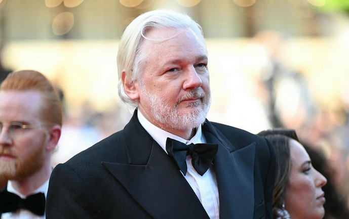 A casi un año de su liberación, Julian Assange reaparece en el Festival de Cannes
