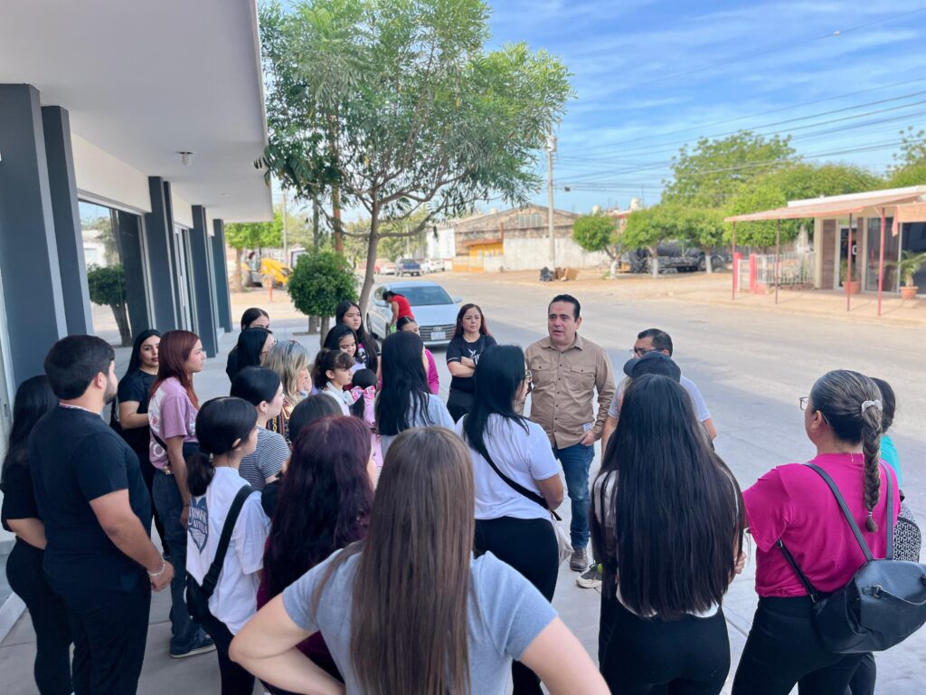 Romel Omar Báez Lugo despidiendo a los alumnos de la escuela “Kolibrie Danza Moderna”.