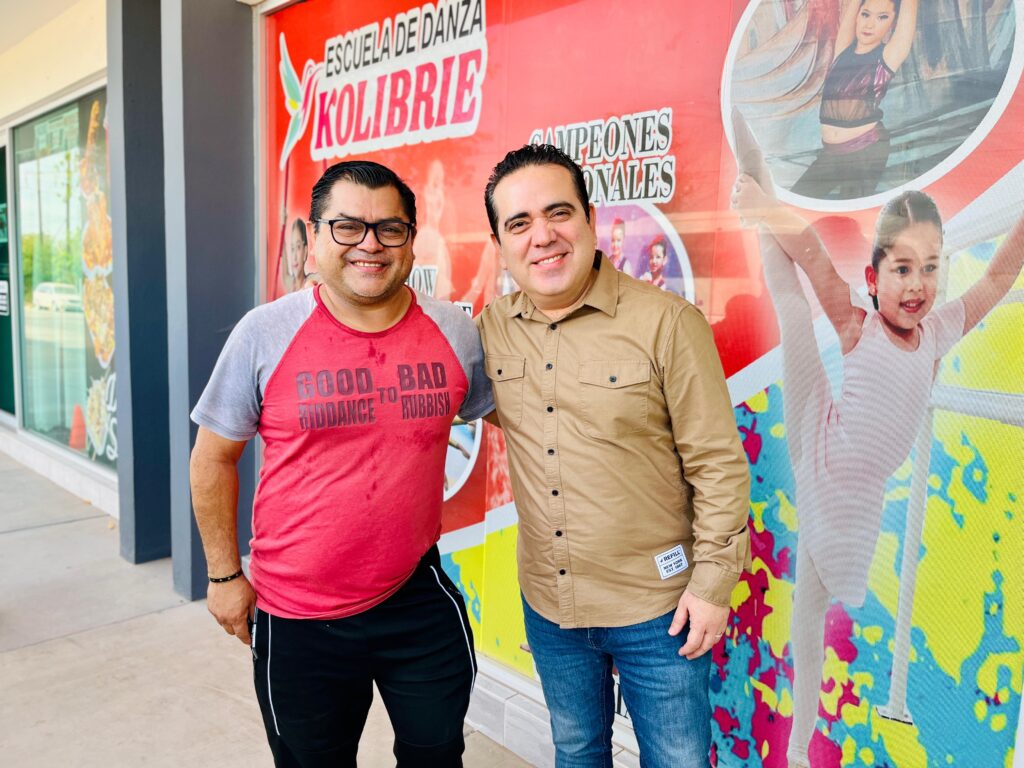 Romel Omar Báez Lugo junto a Miguel Mejía, director de la academia Kolibrie.