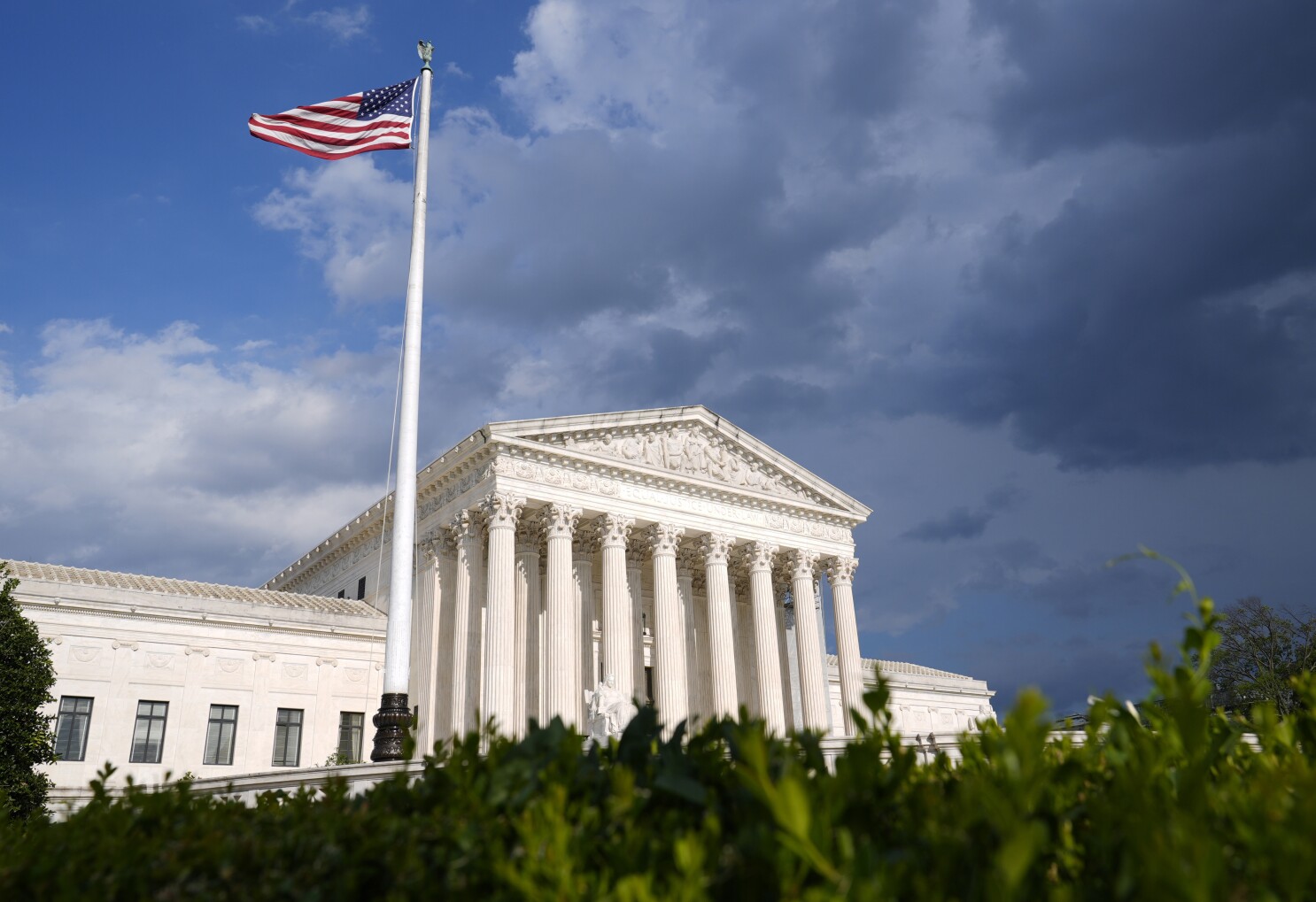 La Corte Suprema permite a Trump quitar permiso temporal a 500 mil migrantes