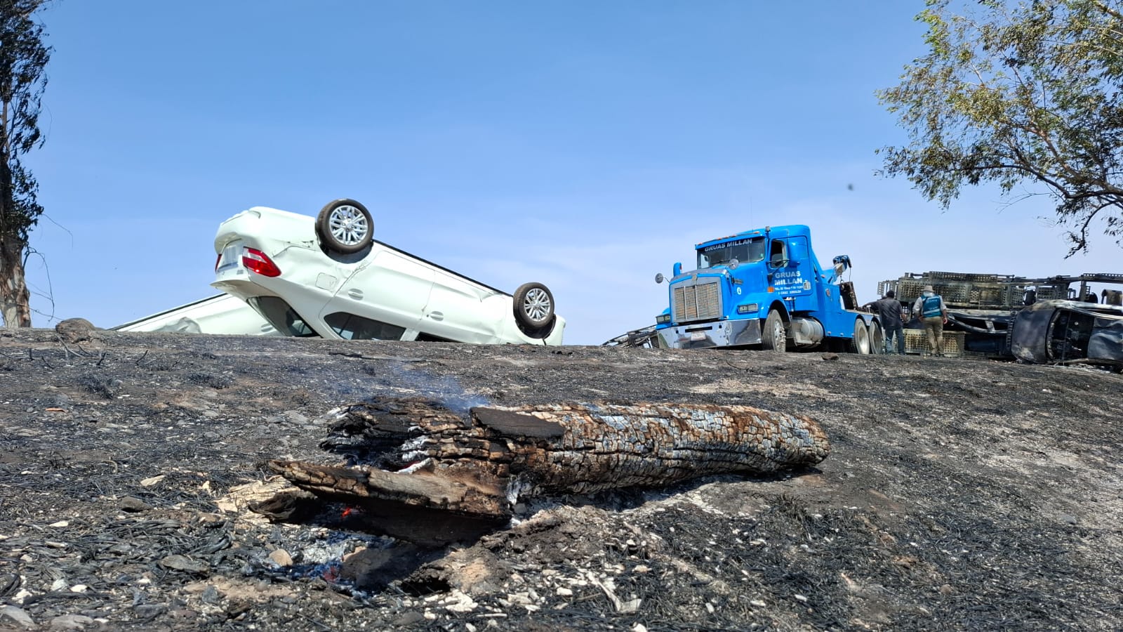 Las llamas consumen 8 autos en volcadura e incendio de tráiler nodriza al sur de Culiacán