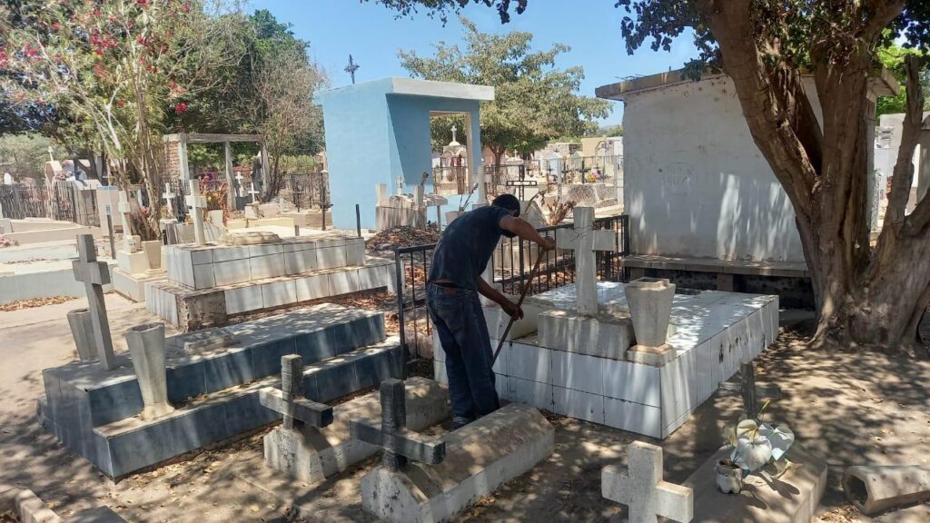 Así avanza la limpieza de los panteones en el municipio de Ahome