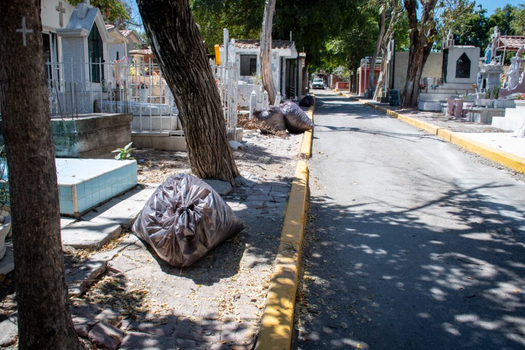 Ayuntamiento de Culiacán ya realiza trabajos de limpieza y restauración en los distintos panteones