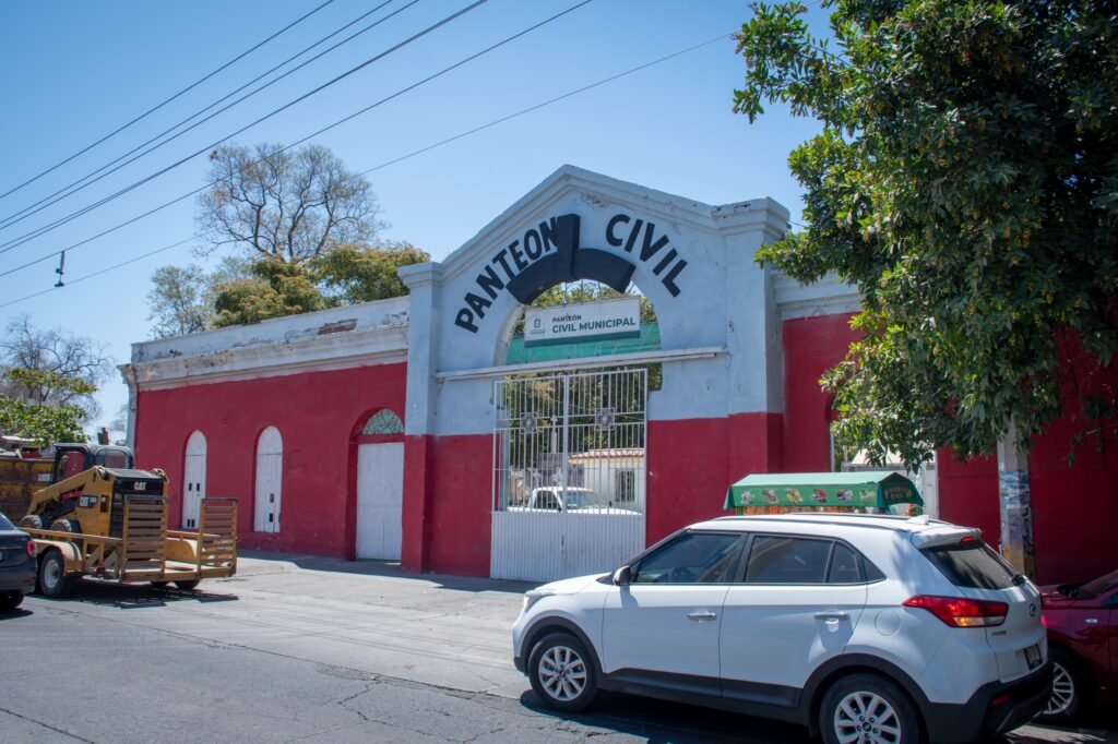 Ayuntamiento de Culiacán ya realiza trabajos de limpieza y restauración en los distintos panteones