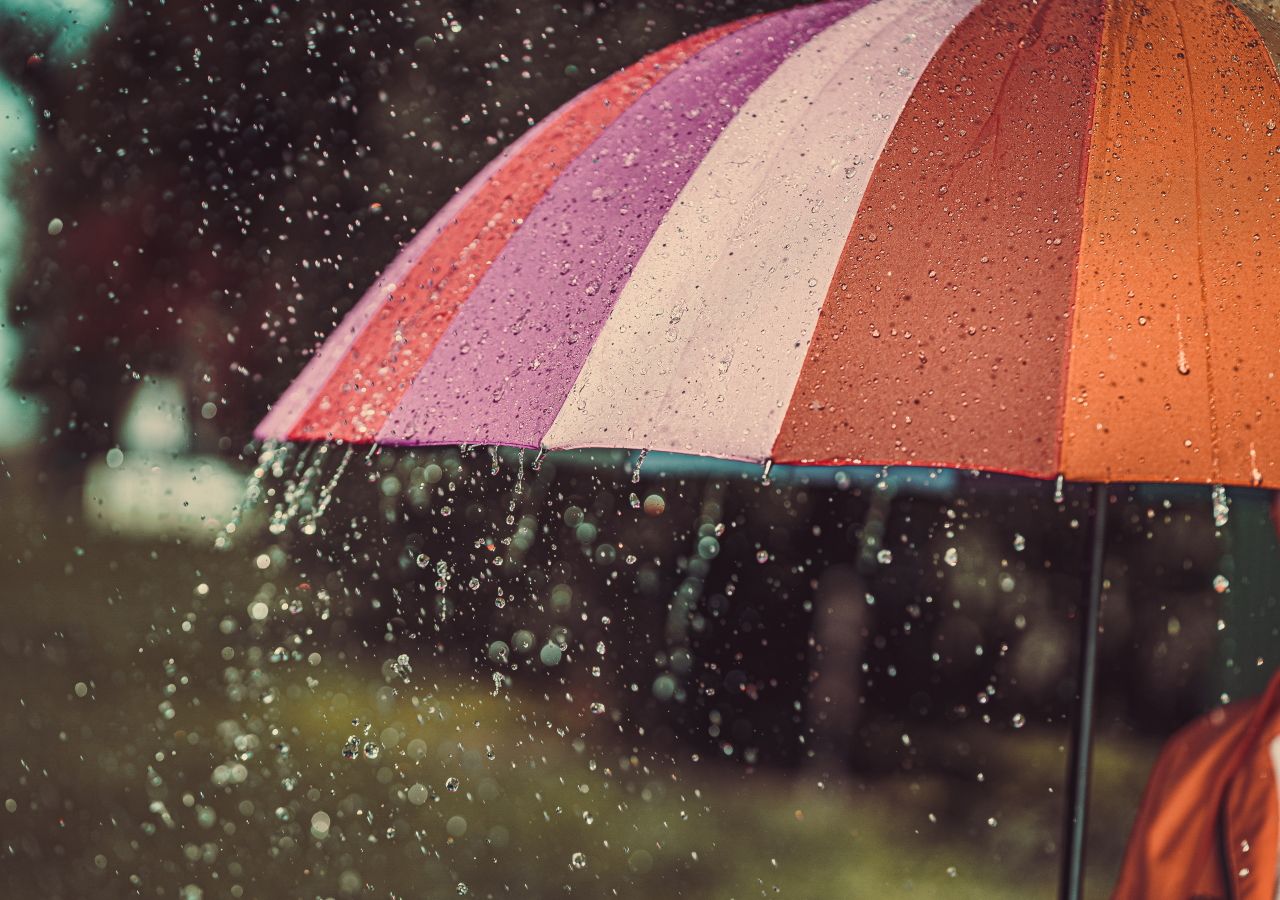 Lluvia cayendo sobre un paraguas.
