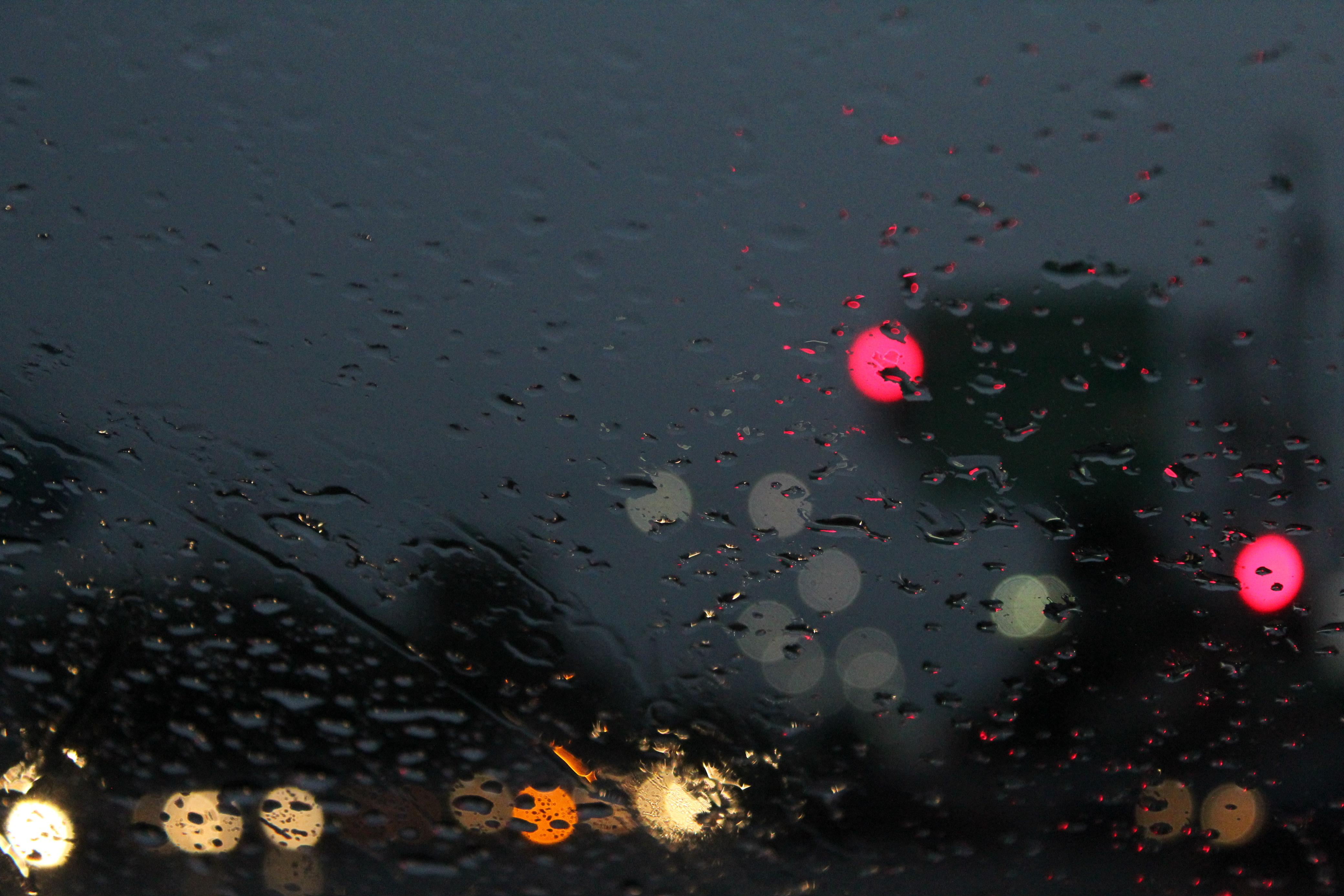 Gotas de lluvia en un cristal.
