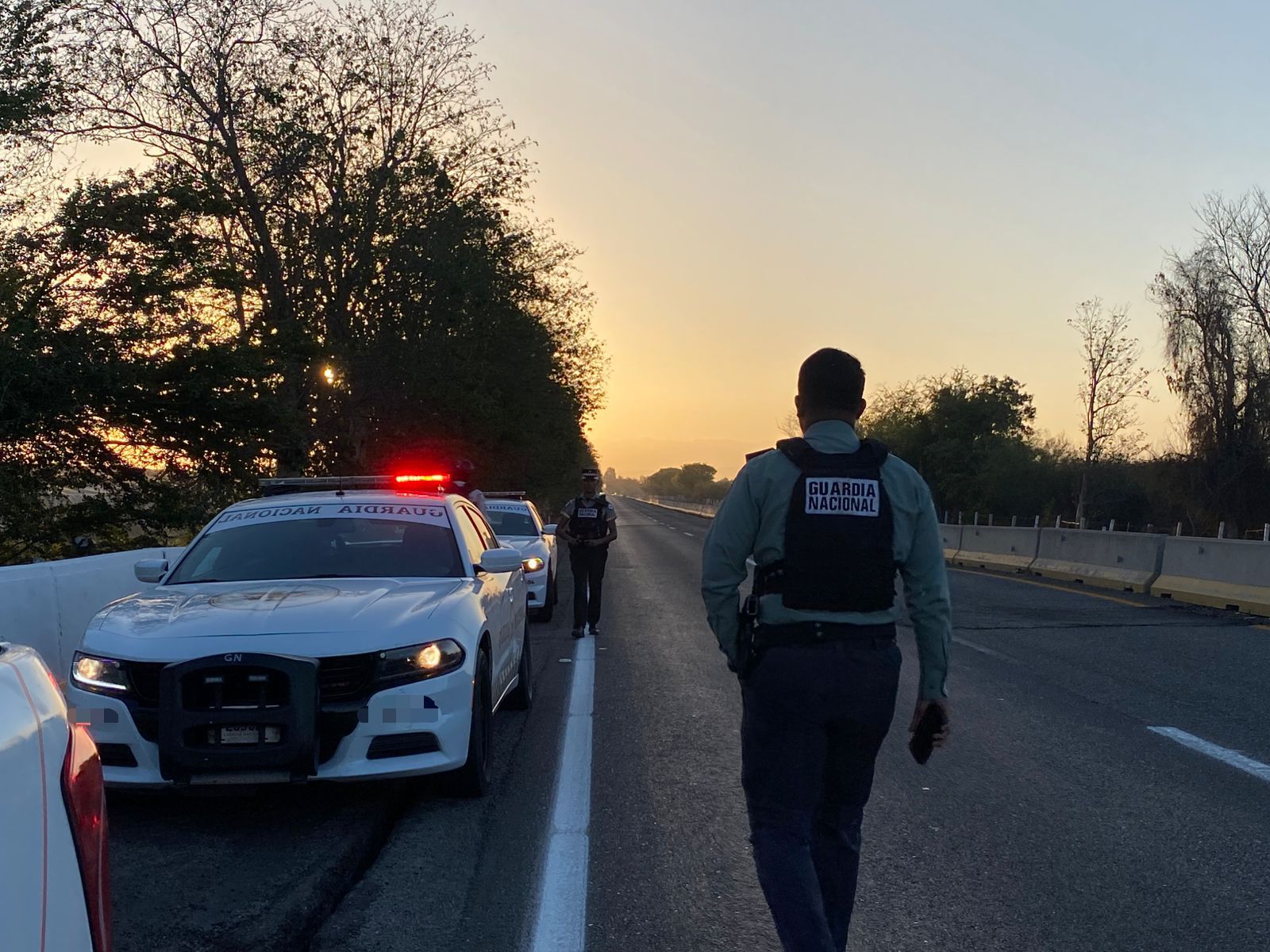 Guardia Nacional presente en el lugar donde fueron encontrados los dos hombres agredidos.