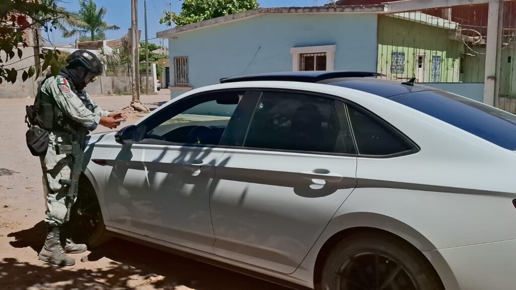 Localizan vehículo abandonado y con impactos de arma en Aguaruto, Culiacán