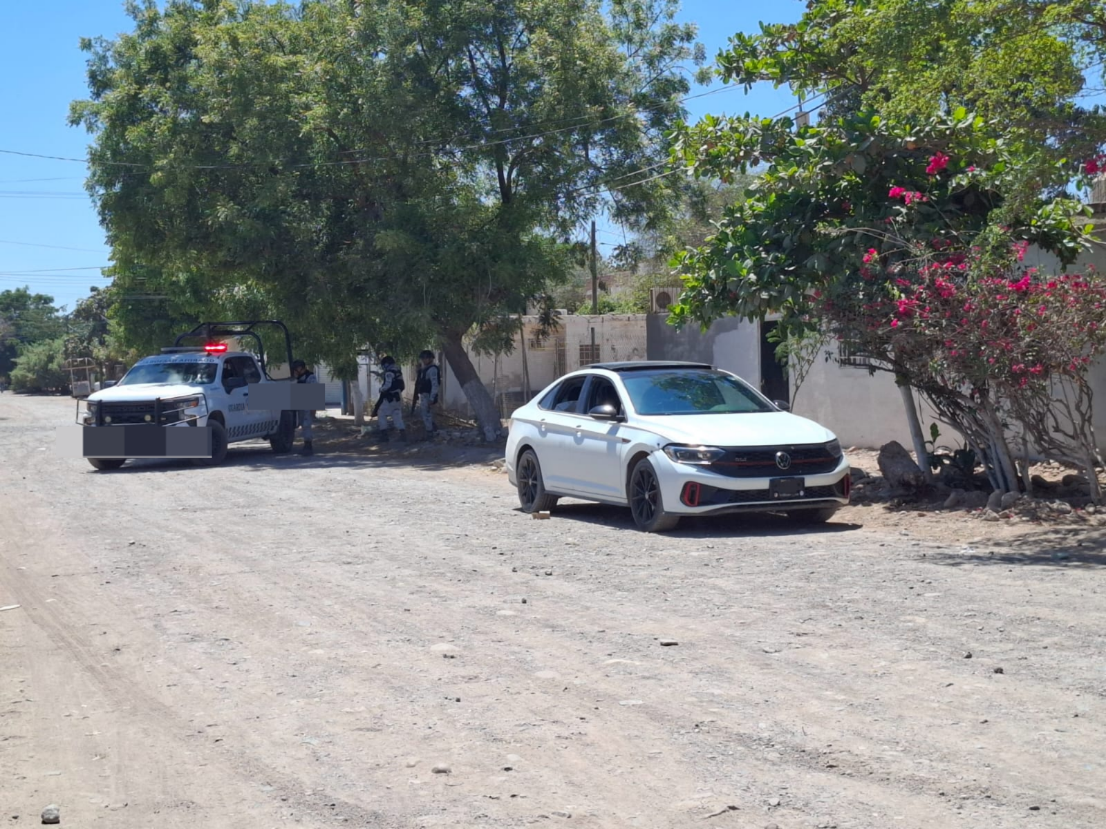 Localizan vehículo abandonado y con impactos de arma en Aguaruto, Culiacán