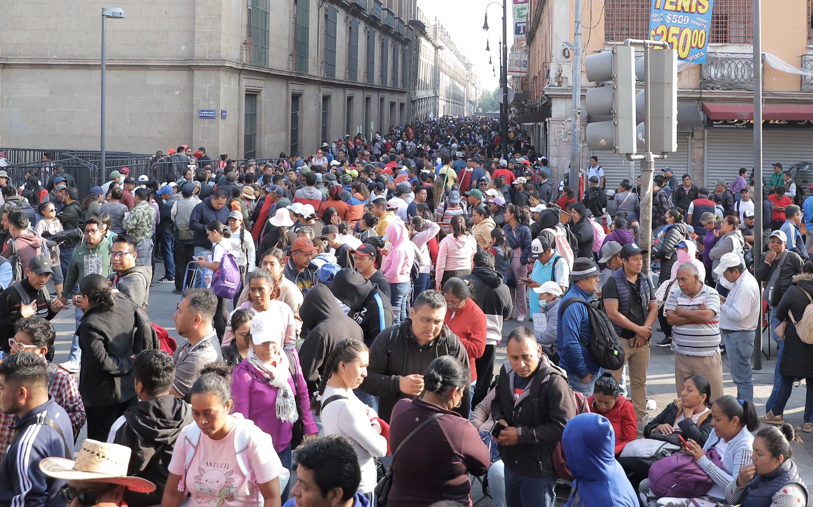 Maestros de la CNTE bloquean Palacio Nacional