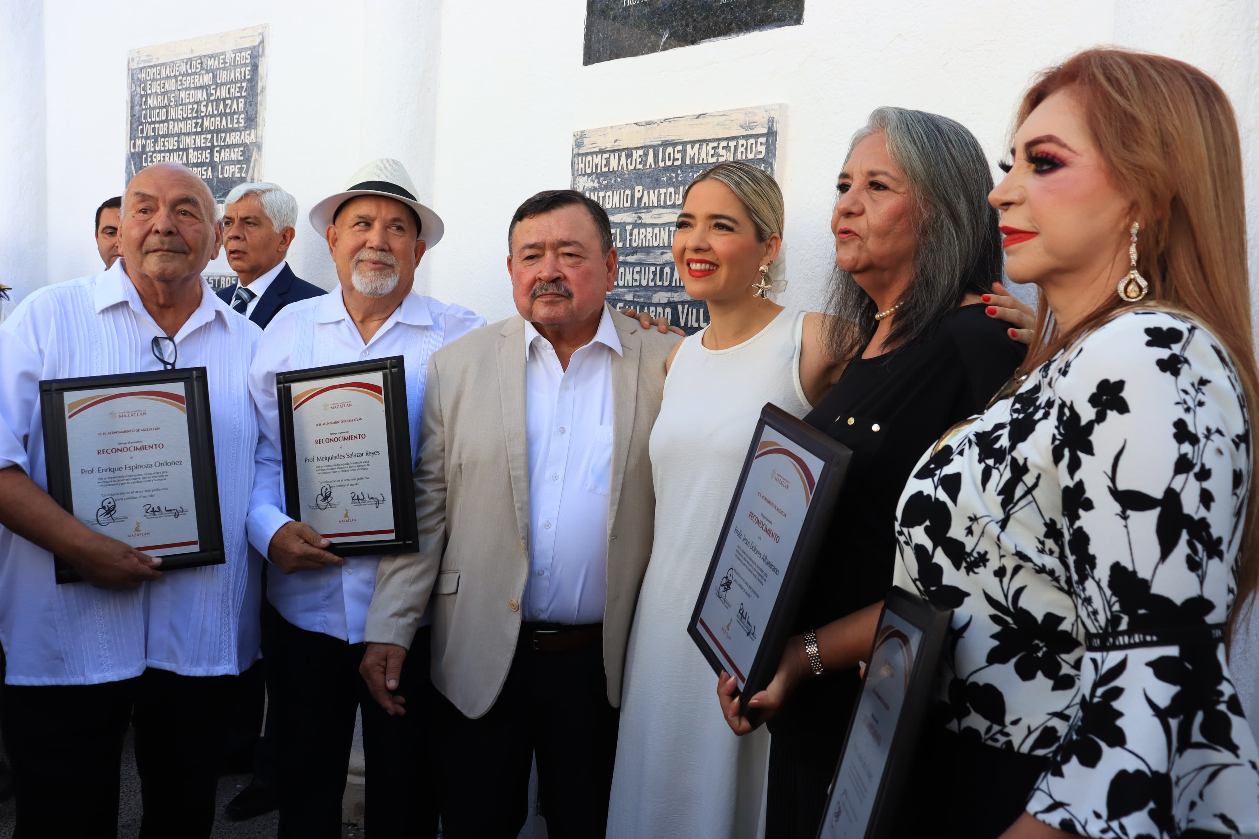 Alcaldesa Estrella Palacios junto a los cinco docentes homenajeados este Día del Maestro.