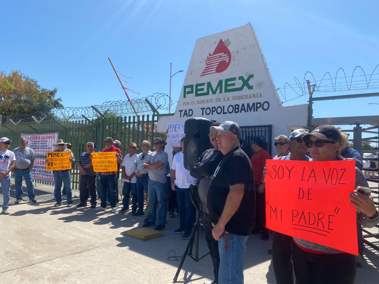 Manifestación de trabajadores de Pemex en Topolobampo.