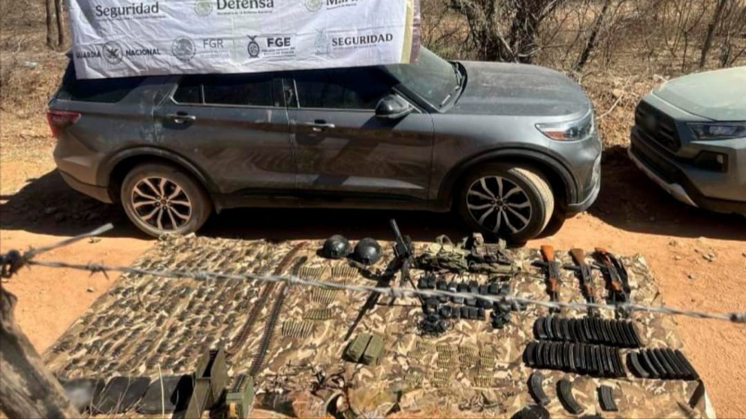Marina asegura armas, más de 3 mil cartuchos y 7 vehículos, uno de ellos con blindaje en Culiacán