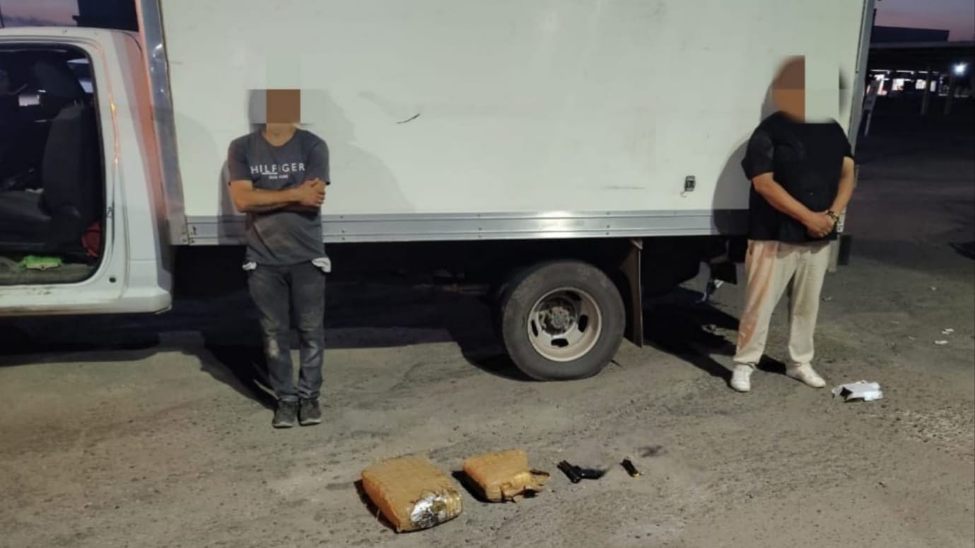 Marina detiene a 2 civiles y asegura vehículo, arma y droga en Mazatlán