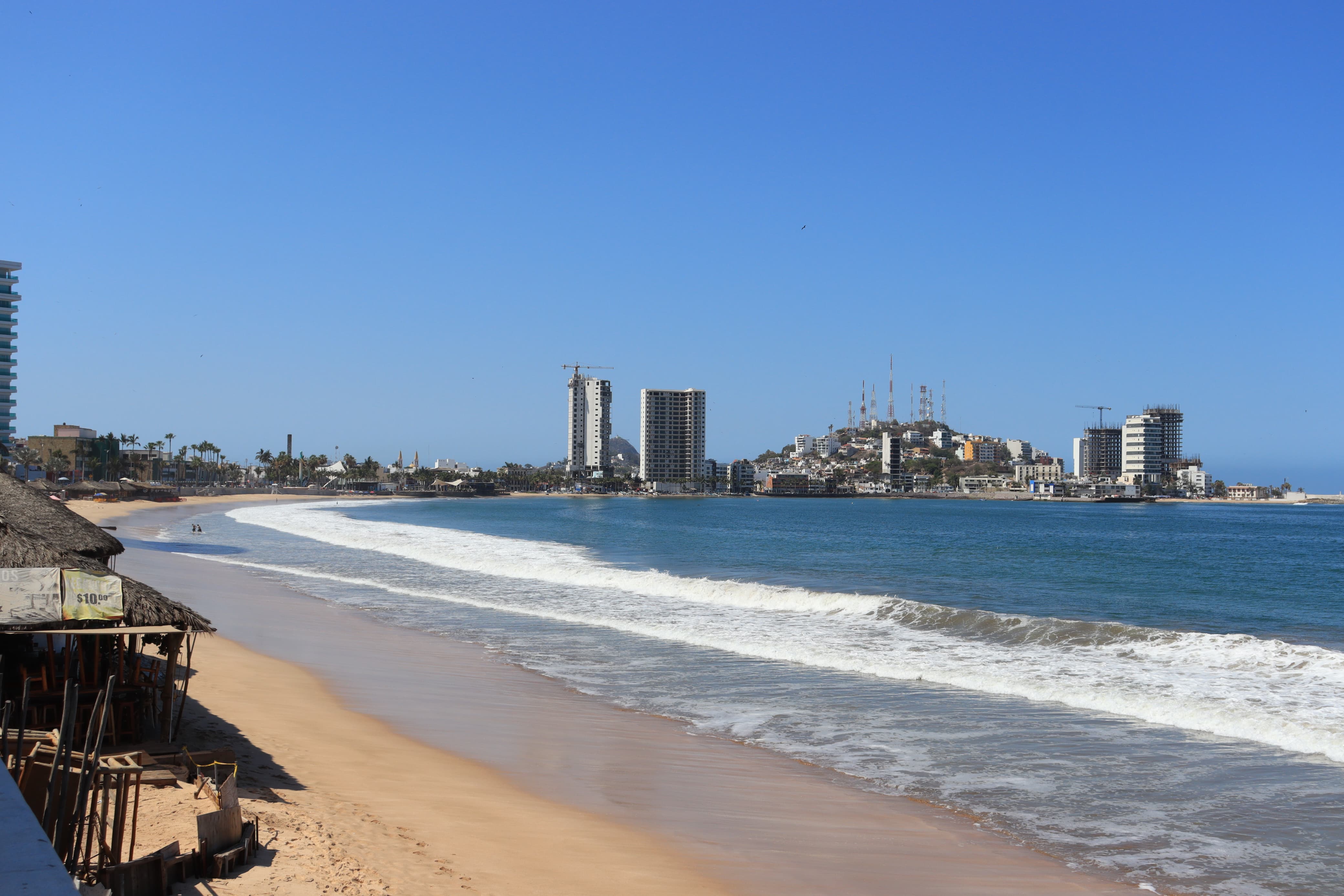 Marea en la playa de Mazatlán.