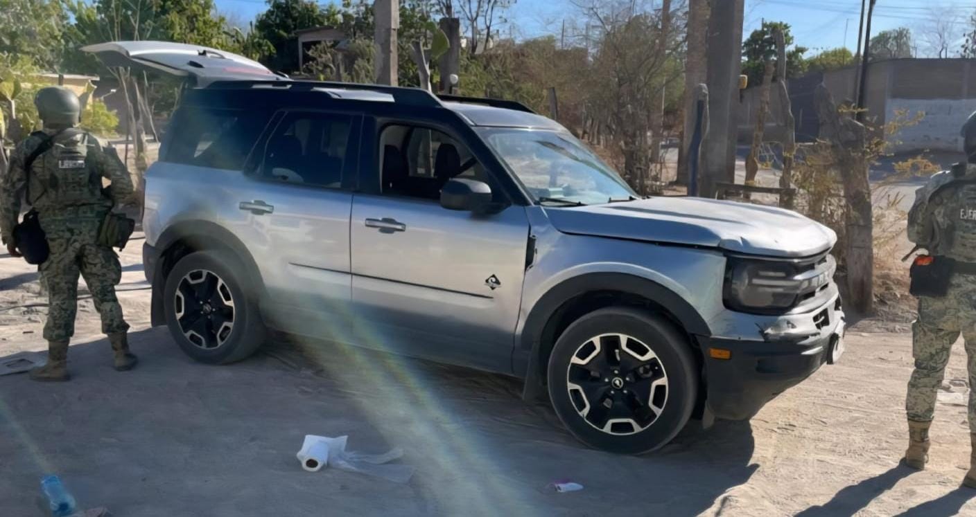 Militares aseguran una camioneta que contenía drogas en la colonia Higuerita en Choix