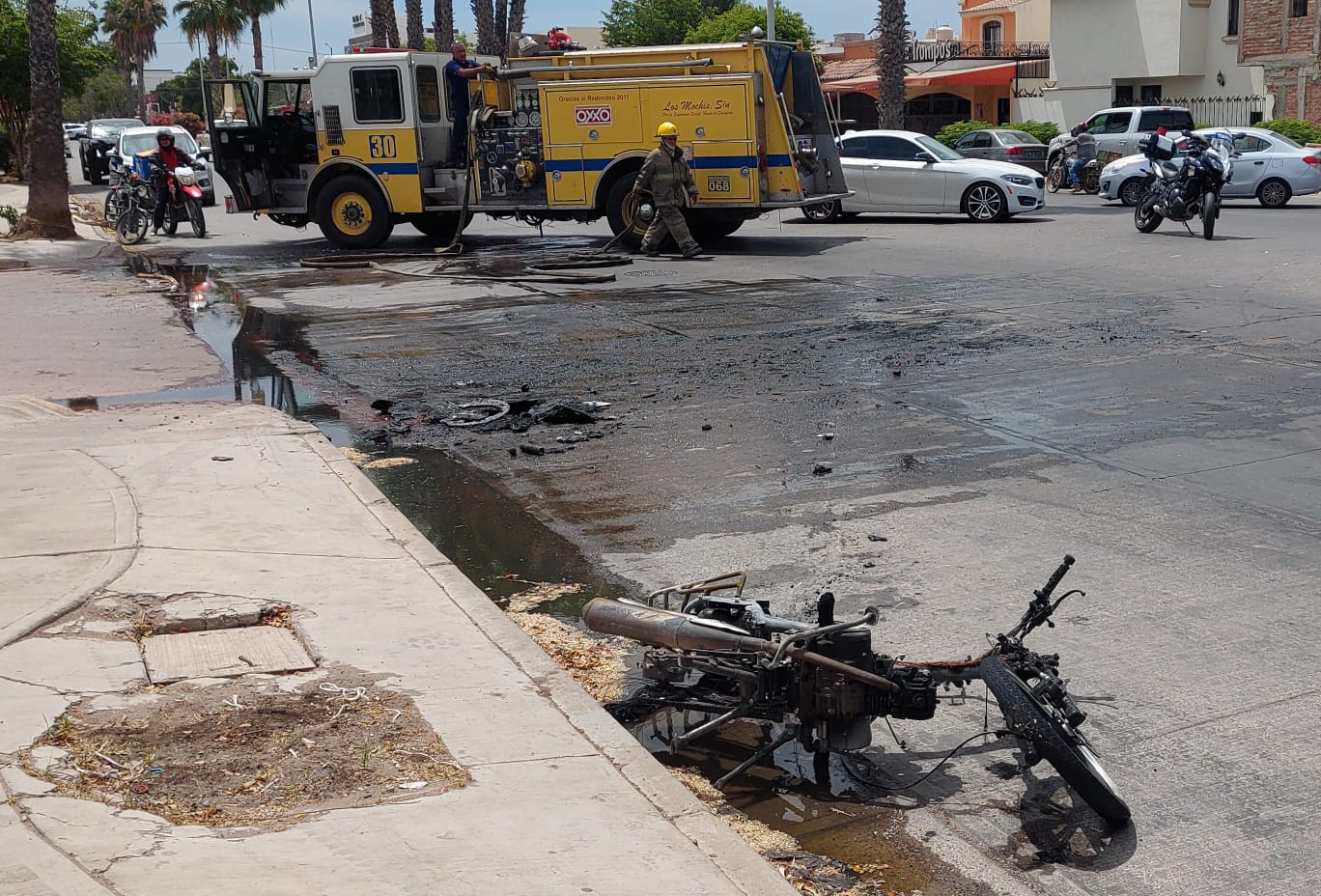 Motociclista sufre quemaduras al ser impactado por conductora de camioneta en Los Mochis