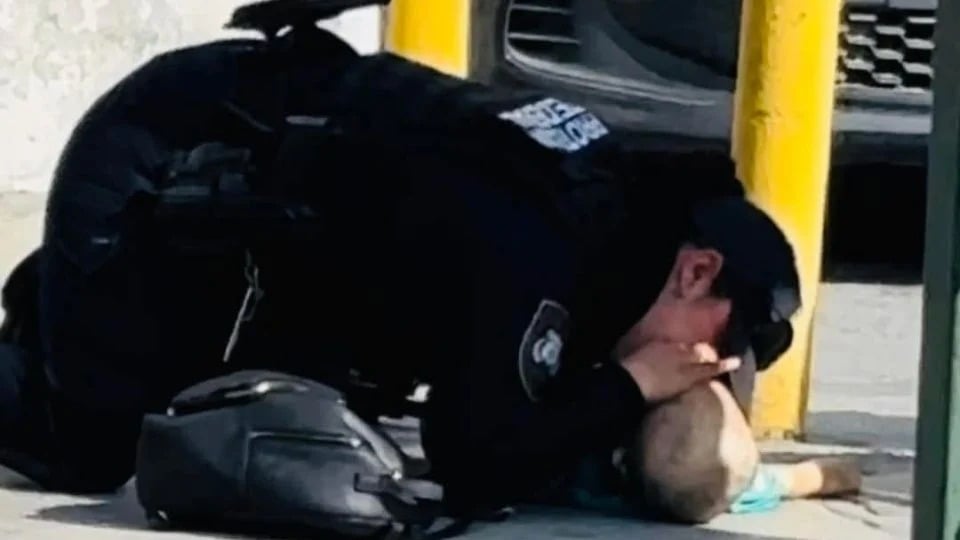 Mujer policía salva a bebé en Monterrey con maniobras de reanimación cardiopulmonar