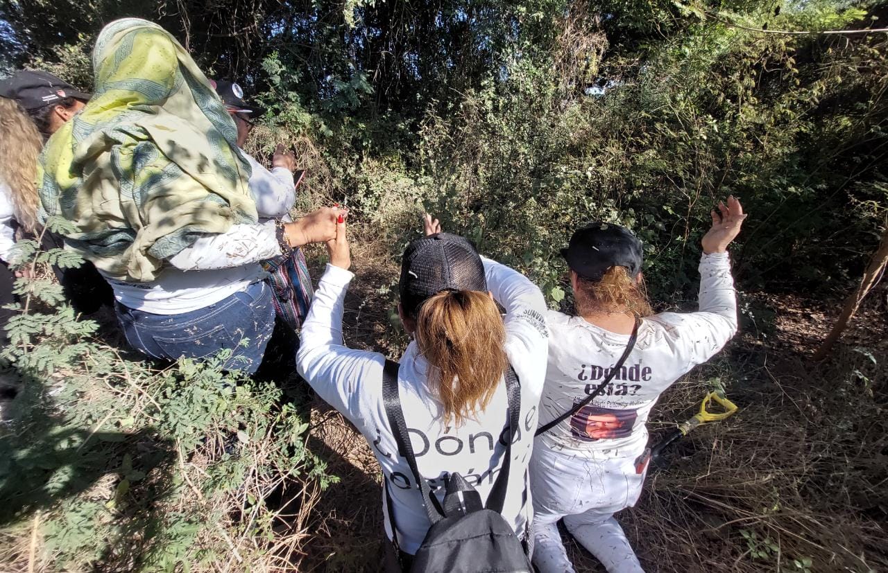 Mujeres (rastreadoras) en un camino de monte