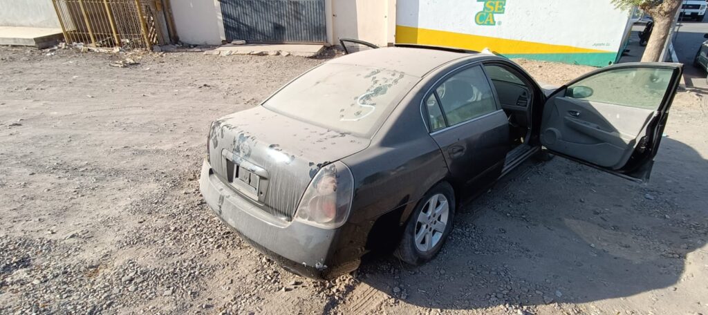 Vehículo cubierto de polvo y dejado abandonado.