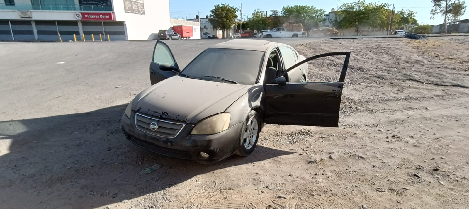 Nissan Altima localizado abandonado.