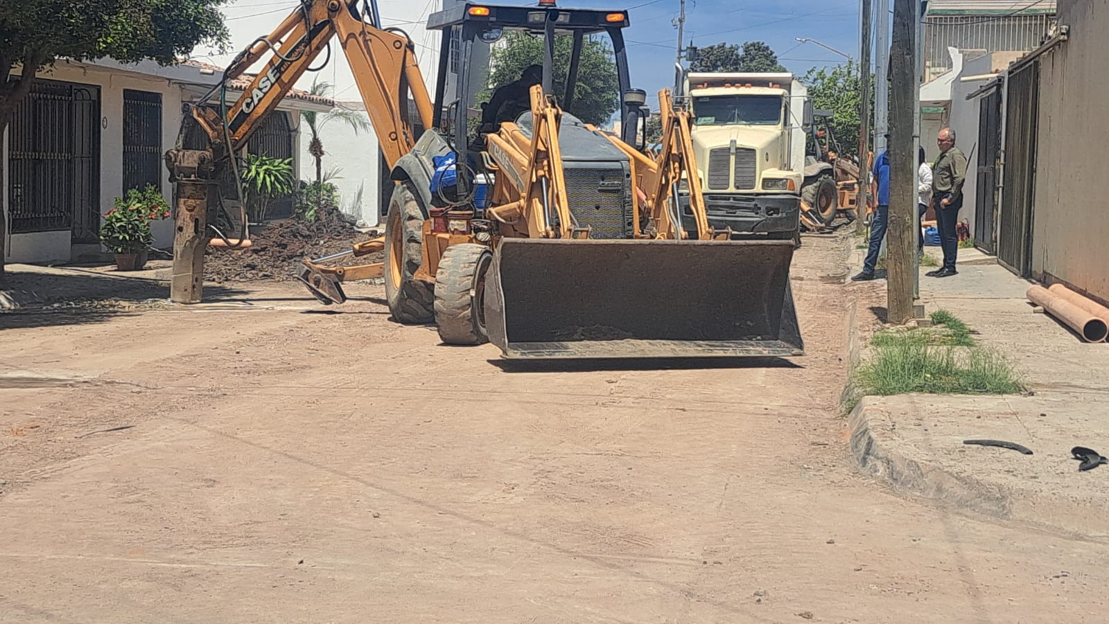 Ponen en marcha y supervisan obras de pavimentación