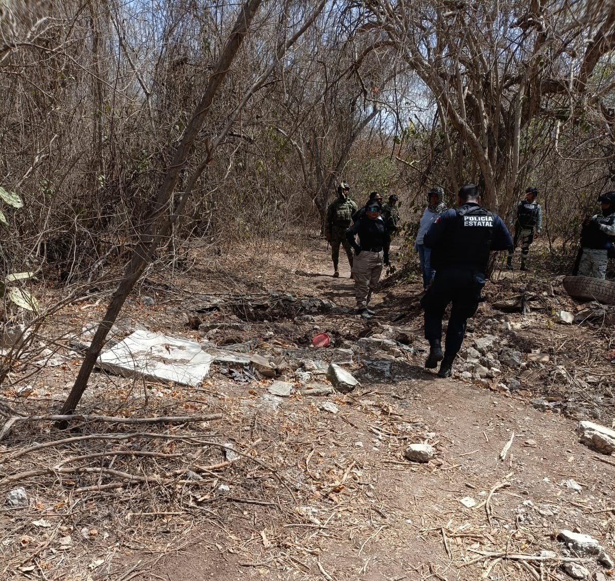 Colectivo de búsqueda “Tesoros Perdidos Hasta Encontrarlos” y autoridades en el lugar del hallazgo.