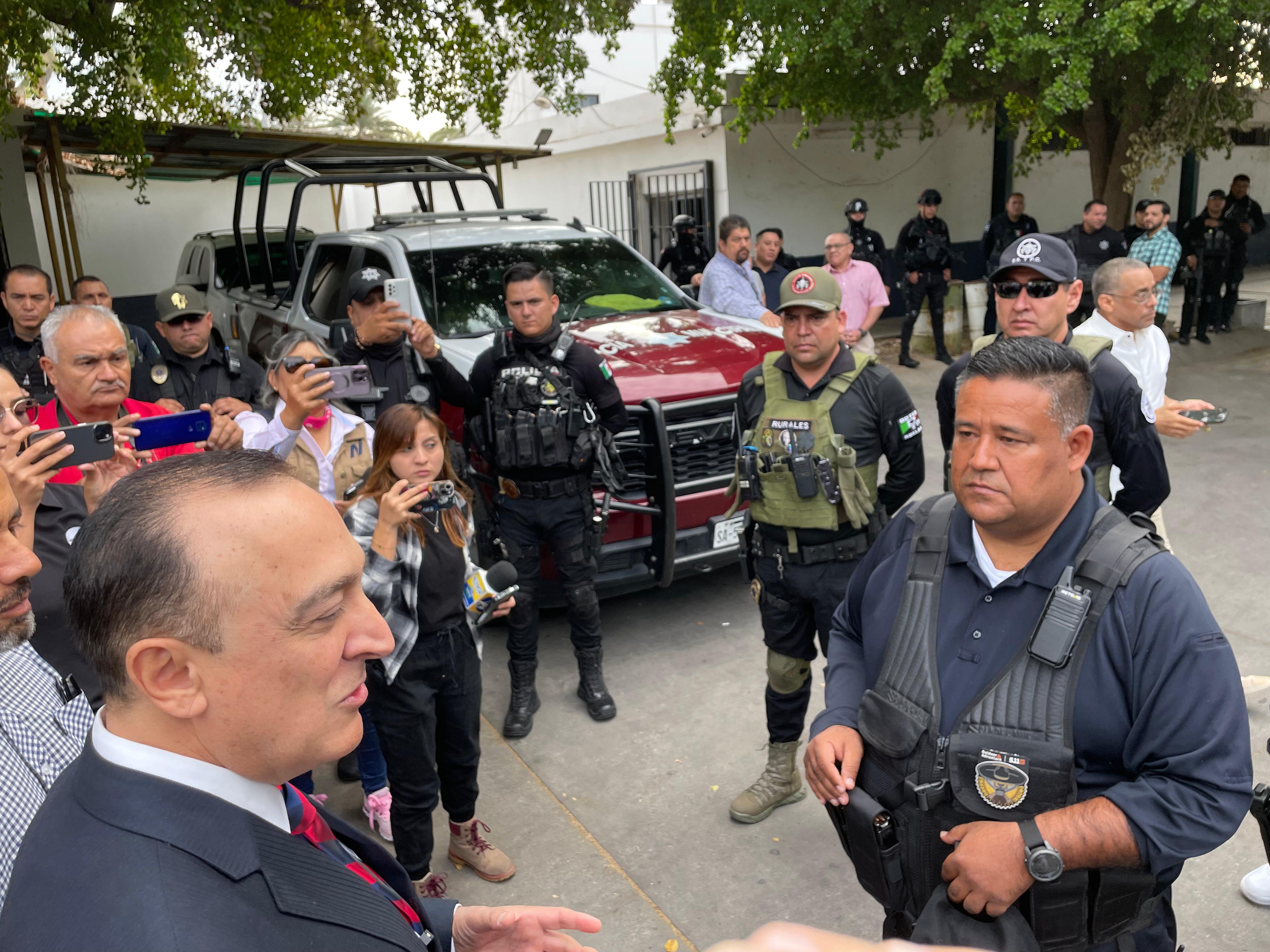 Otros aspectos de la llegada del alcalde a la visita con los elementos de la corporación.