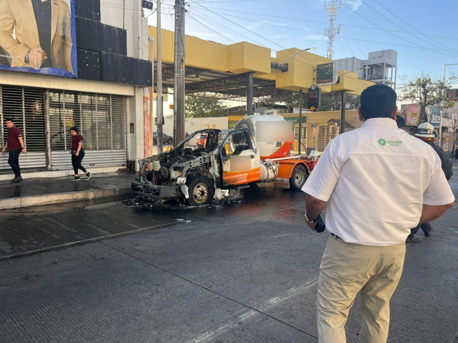 PC Culiacán informó que se evacuaron 10 comercios por el incendio de la pipa de gas en el Centro