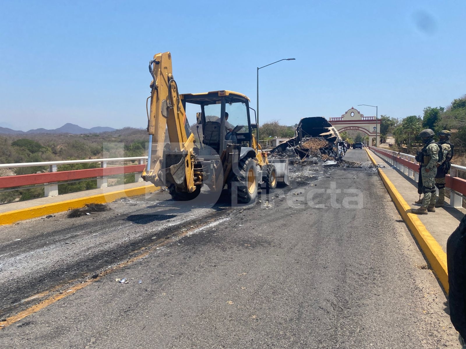 Trailer bloquea puente sobre el río Piaxtla