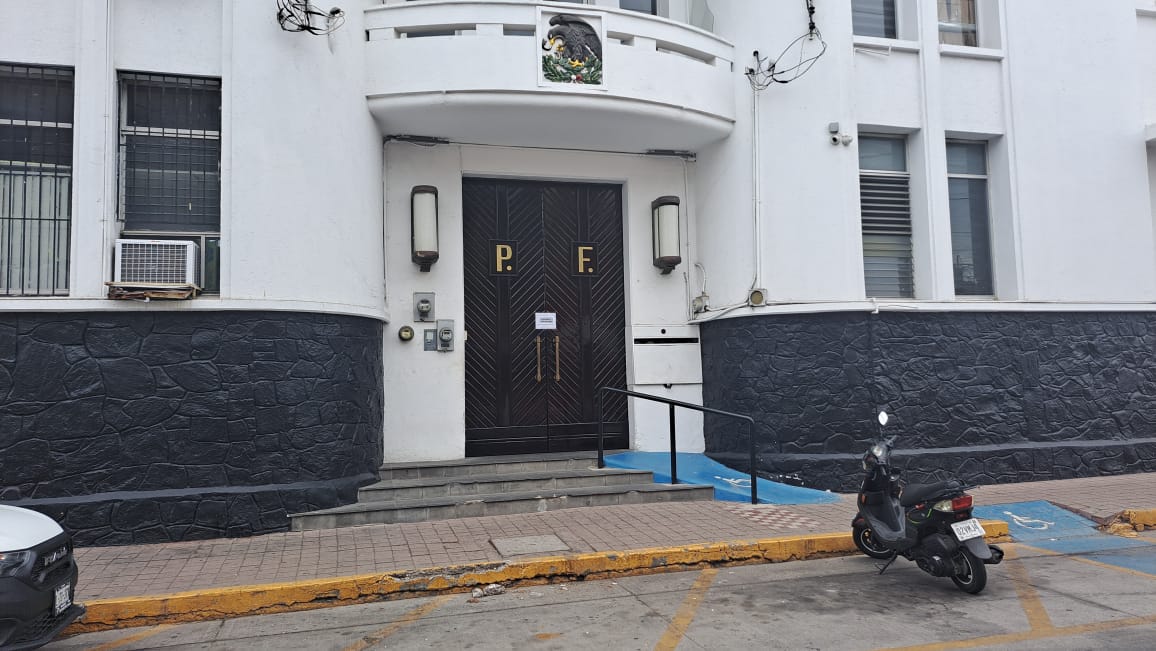 Puertas de las oficinas del Palacio Federal de Mazatlán cerradas