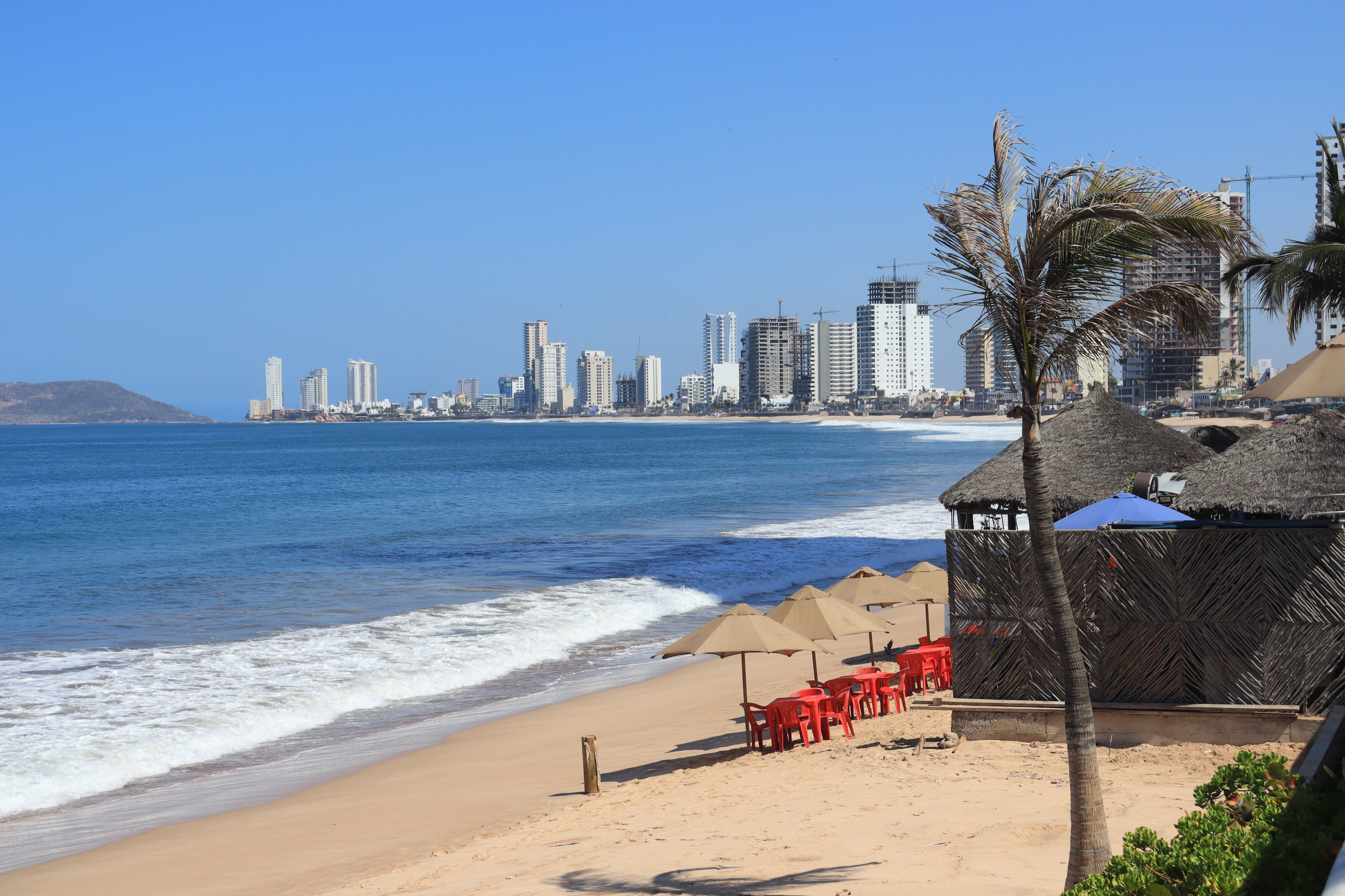 Palapas de restaurantes en la playa de Mazatlán.