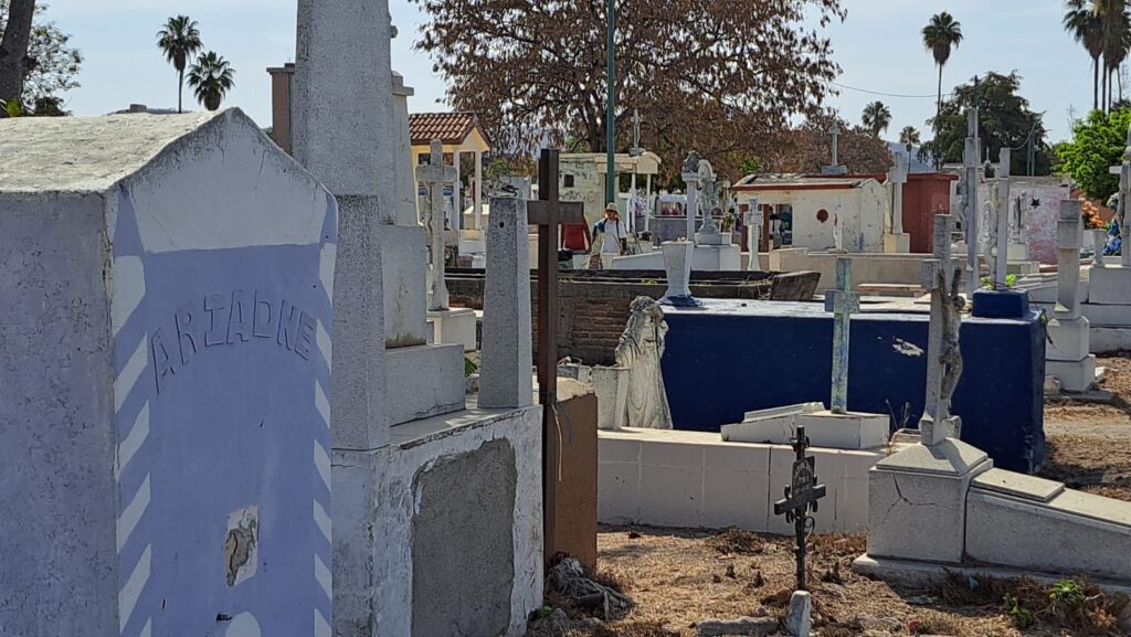 Panteones municipales de Mazatlán lucen limpios y con seguridad al caminar este Día de las Madres