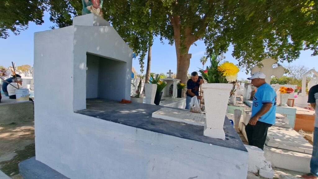 Panteones municipales de Mazatlán lucen limpios y con seguridad al caminar este Día de las Madres