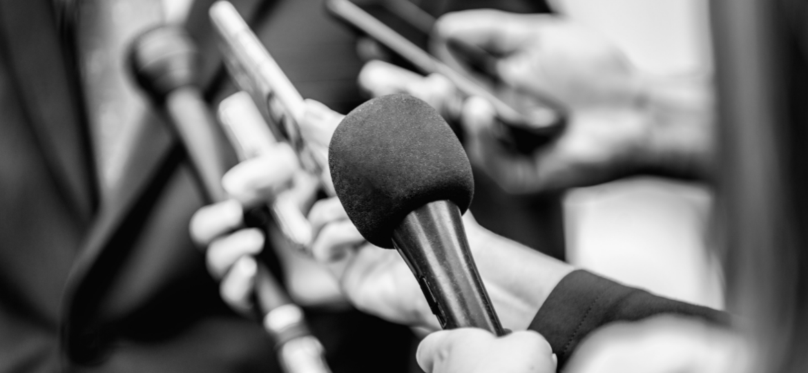 Personas ejerciendo el periodismo.