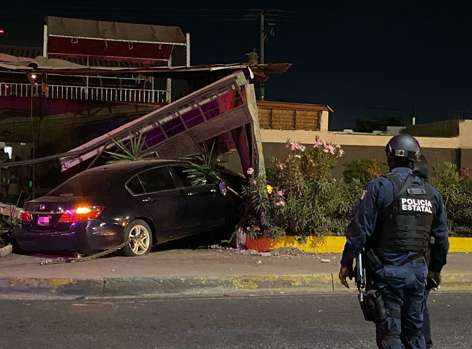 PEP resguardando el lugar en donde terminó impactado el vehículo de procedencia extranjera con reporte de robo.