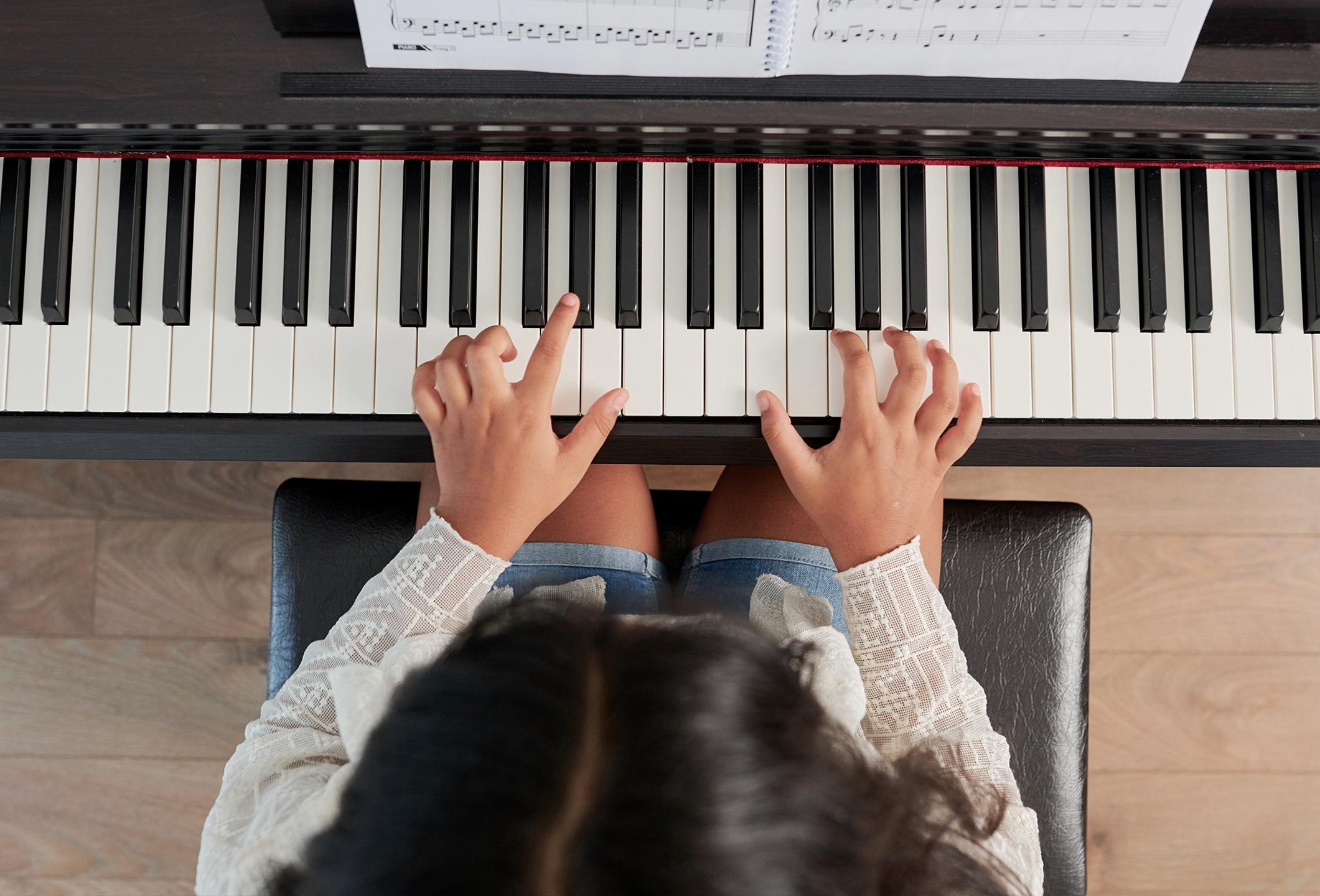 Persona tocando piano