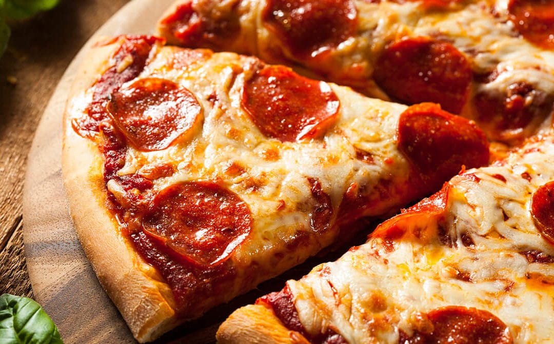 Rebanada de pizza cortada.