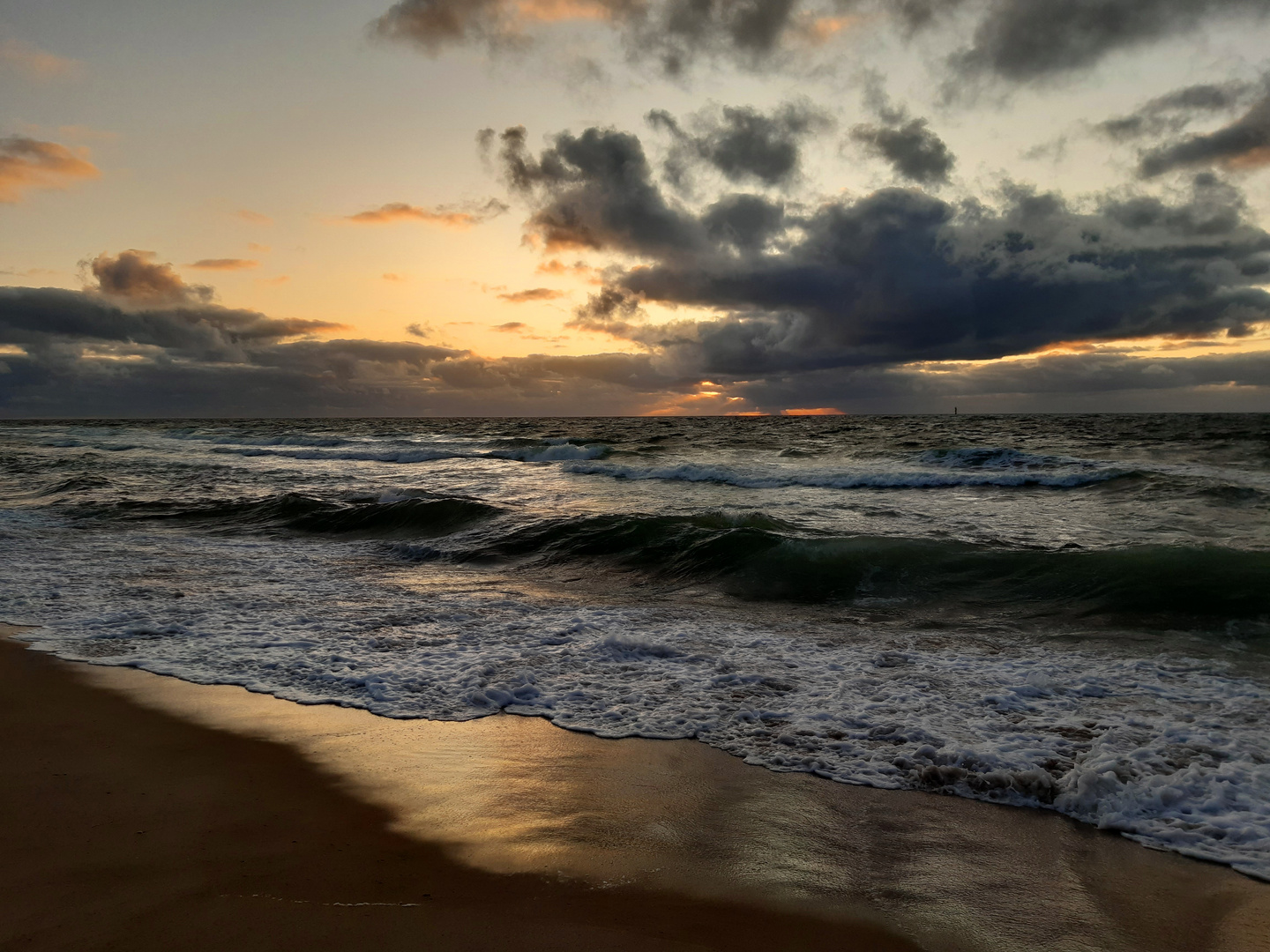Orilla de una playa.