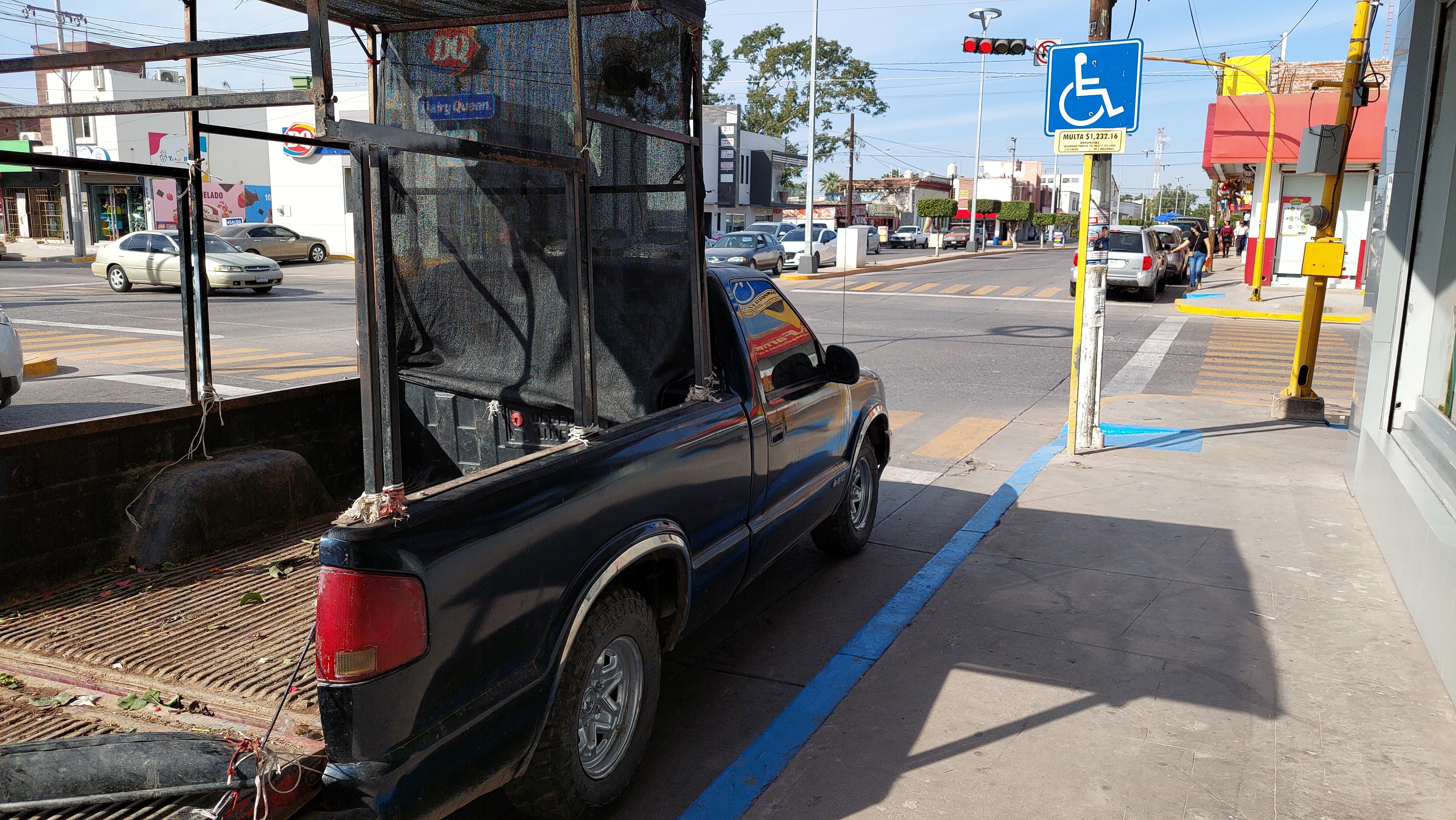 Proponen fotomultas para quienes acaparan estacionamiento