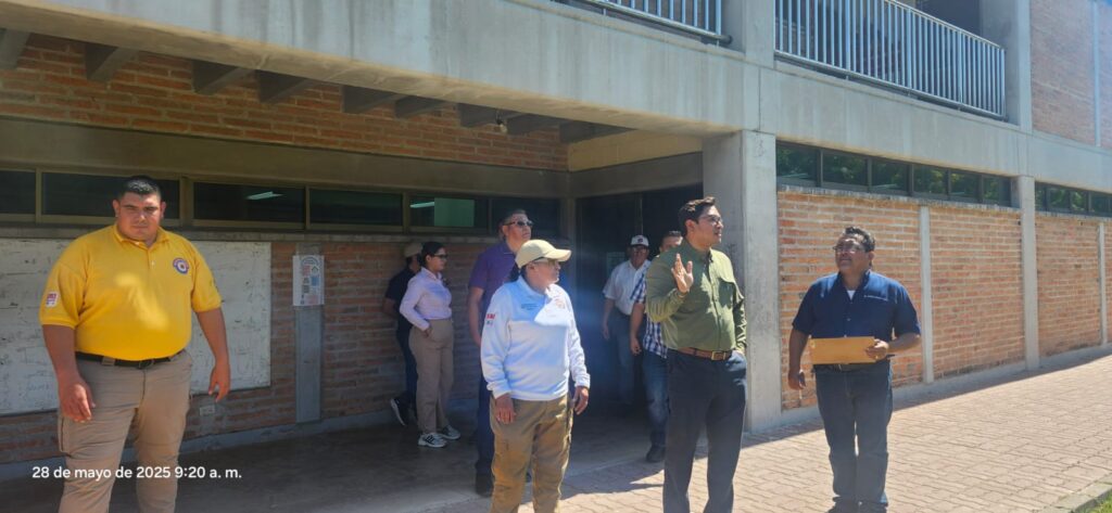 Personal de la Coordinación de Protección Civil de Escuinapa supervisando los espacios.