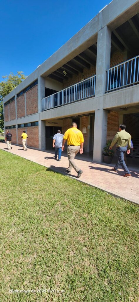 Personal de la Coordinación de Protección Civil de Escuinapa supervisando los espacios.