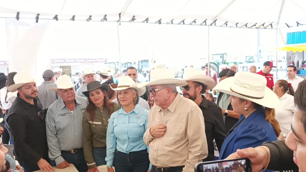 Rubén Rocha Moya presente en la Expo Feria Ganadera de Guamúchil.