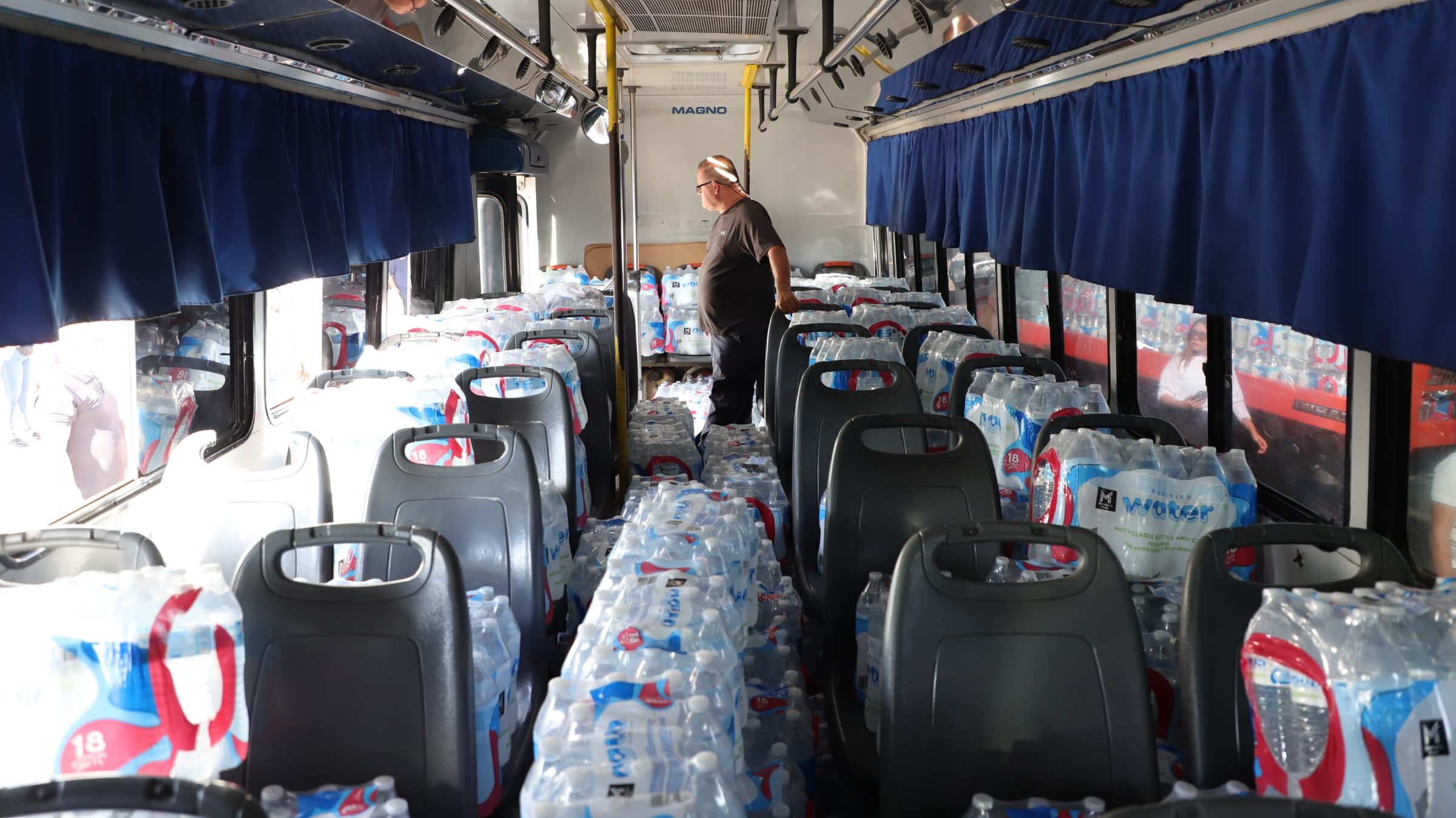 Repleto de agua camión de ruta barrancos