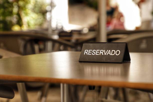 Señalamiento de reservación en un restaurante.