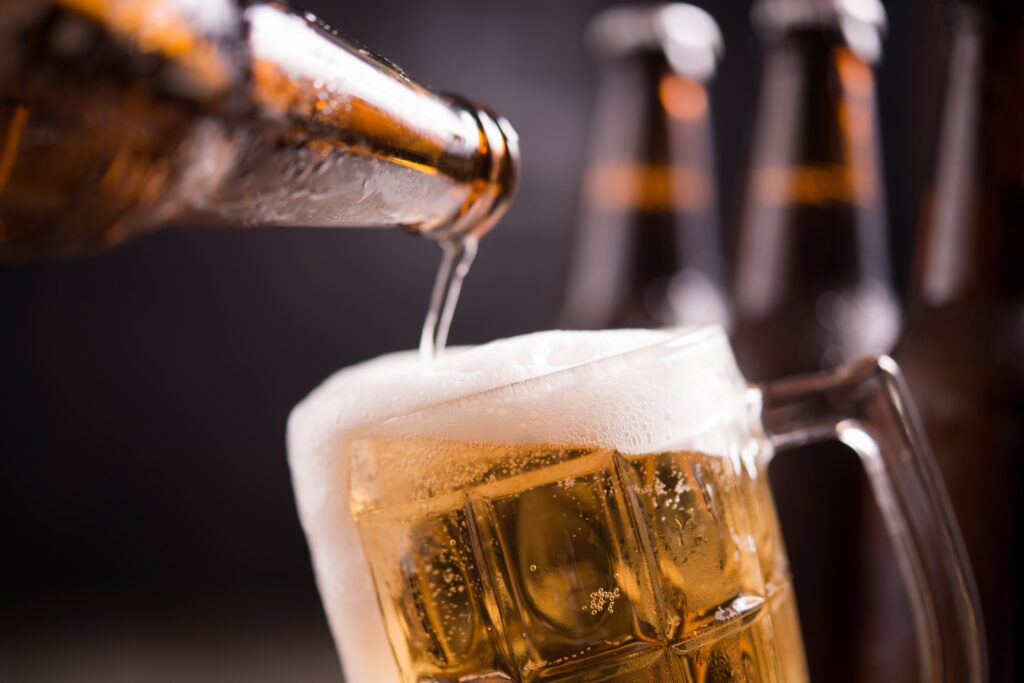 Cerveza servida en tarro