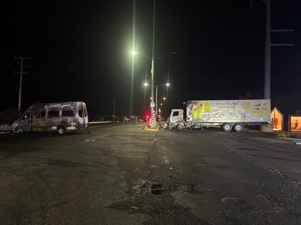 Vehículos quemados en la carretera México 15