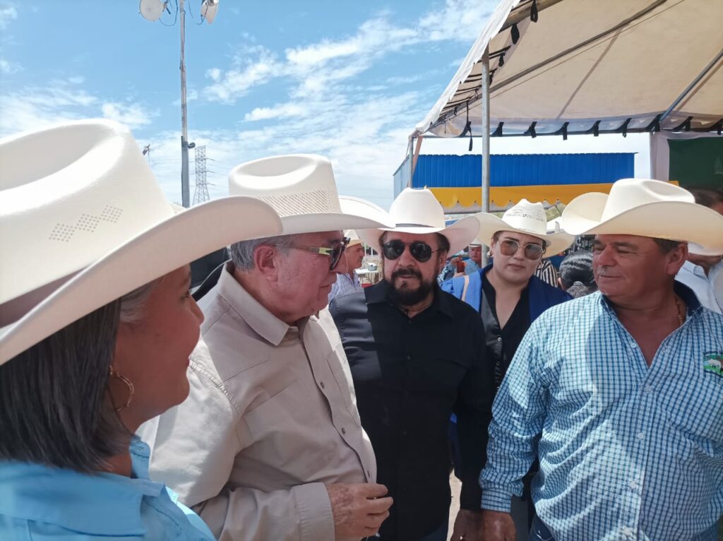 Rocha Moya recorre la primera Expo Feria Ganadera de Guamúchil