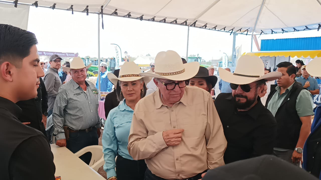 Rocha Moya recorre la primera Expo Feria Ganadera de Guamúchil