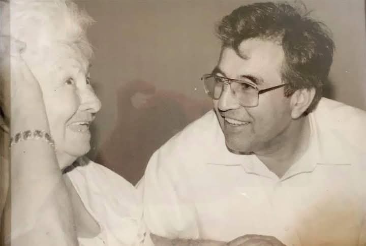 Rubén Rocha Moya acompañado de su madre.